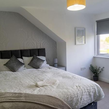 Spacious 15 Guest Home With 9 Beds In Shirley سوليهال المظهر الخارجي الصورة