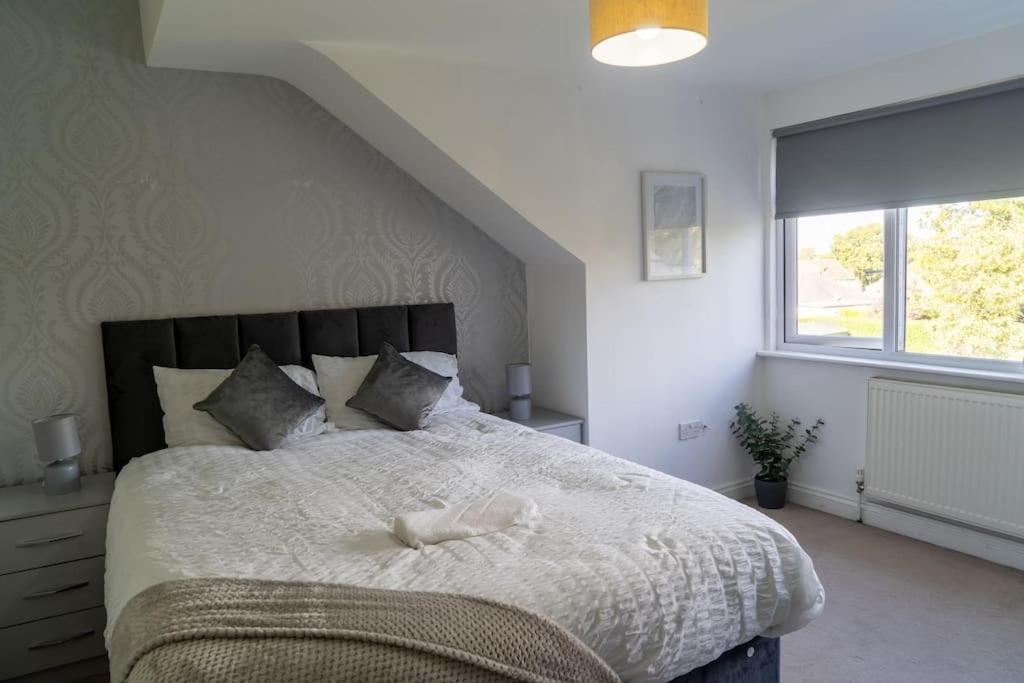 Spacious 15 Guest Home With 9 Beds In Shirley سوليهال المظهر الخارجي الصورة