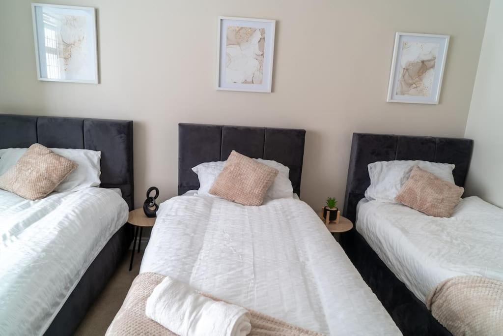 Spacious 15 Guest Home With 9 Beds In Shirley سوليهال المظهر الخارجي الصورة