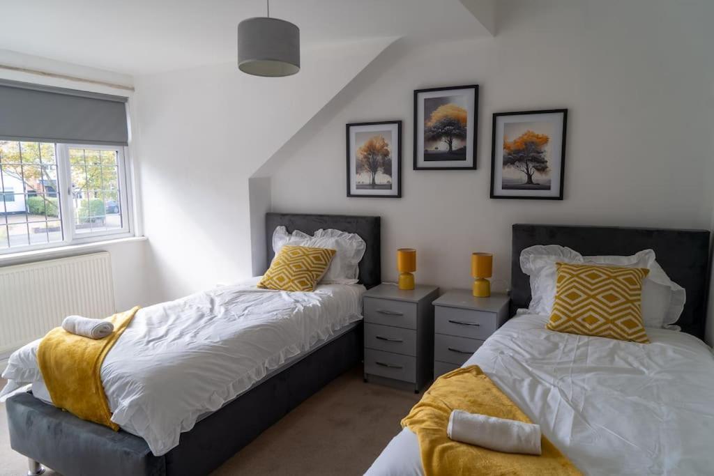 Spacious 15 Guest Home With 9 Beds In Shirley سوليهال المظهر الخارجي الصورة