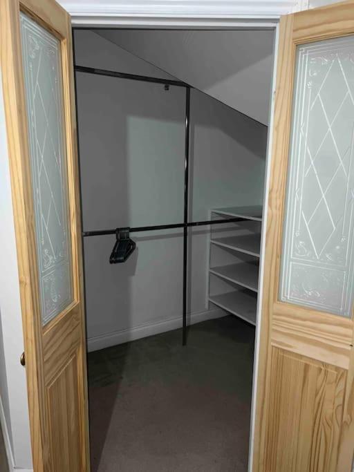 Spacious 15 Guest Home With 9 Beds In Shirley سوليهال المظهر الخارجي الصورة