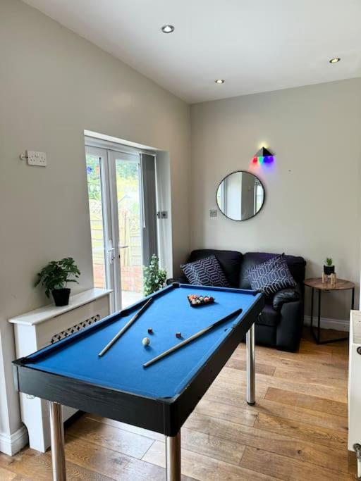 Spacious 15 Guest Home With 9 Beds In Shirley سوليهال المظهر الخارجي الصورة