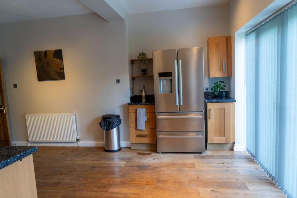 Spacious 15 Guest Home With 9 Beds In Shirley سوليهال المظهر الخارجي الصورة