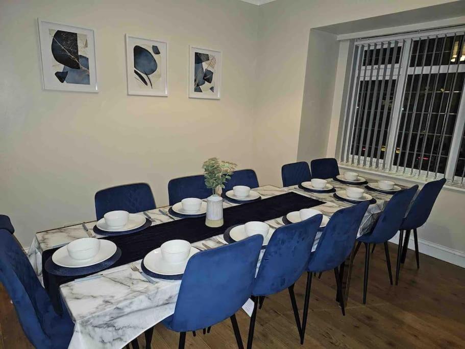 Spacious 15 Guest Home With 9 Beds In Shirley سوليهال المظهر الخارجي الصورة
