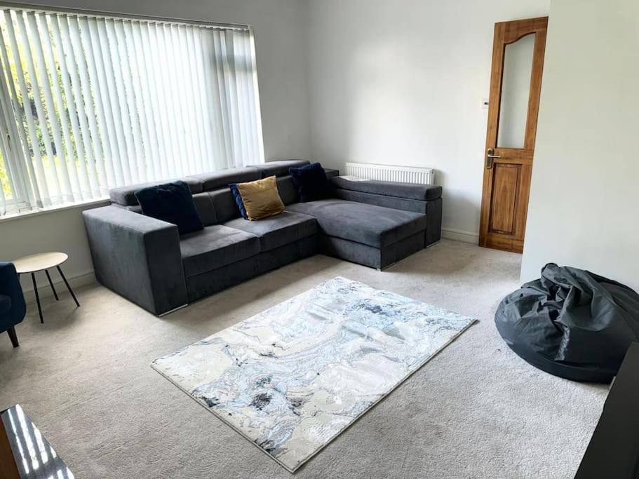 Spacious 15 Guest Home With 9 Beds In Shirley سوليهال المظهر الخارجي الصورة