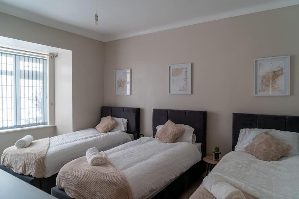 Spacious 15 Guest Home With 9 Beds In Shirley سوليهال المظهر الخارجي الصورة