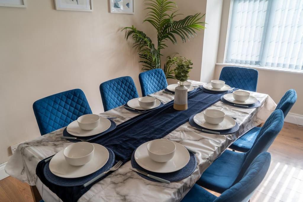 Spacious 15 Guest Home With 9 Beds In Shirley سوليهال المظهر الخارجي الصورة